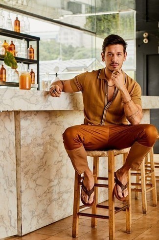 С чем носить табачные кожаные сланцы мужчине