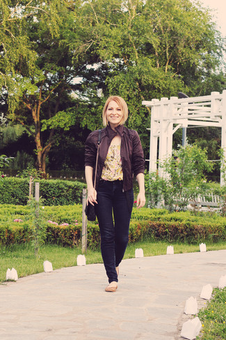 С чем носить табачную кожаную куртку женщине