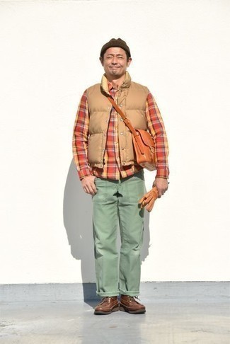 С чем носить табачную кожаную сумку почтальона