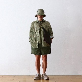 С чем носить табачную кожаную сумку почтальона