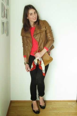 С чем носить табачную кожаную верхнюю одежду женщине