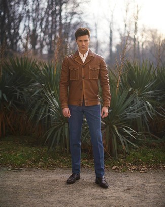 С чем носить табачную кожаную куртку-рубашку мужчине