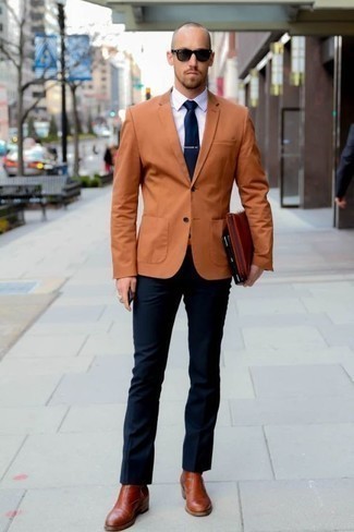 С чем носить табачный кожаный мужской клатч мужчине