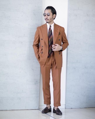 Какие костюмы носить с табачными лоферами