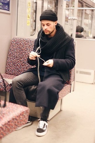 С чем носить табачные низкие кеды мужчине