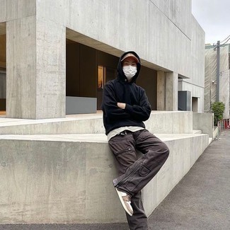 С чем носить табачные низкие кеды мужчине