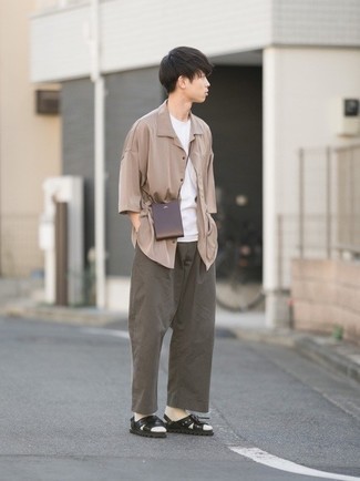 С чем носить табачную сумку почтальона