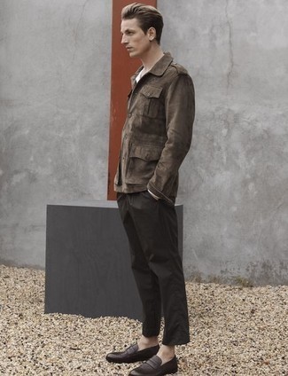 С чем носить табачную куртку в стиле милитари мужчине