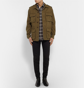 С чем носить табачную куртку в стиле милитари мужчине