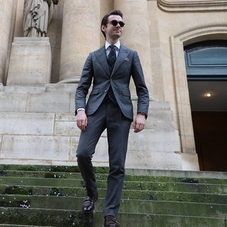 Какие костюмы носить с табачными монками