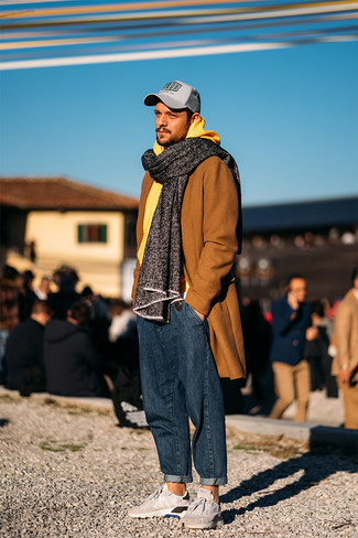 Как носить табачное длинное пальто с синими джинсами