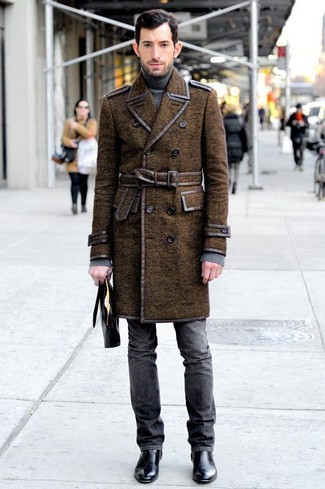 Как носить табачное длинное пальто с серыми джинсами