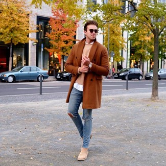 Какие джинсы носить с табачным длинным пальто
