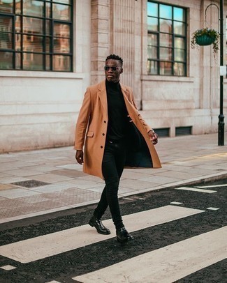 Какие джинсы носить с табачным длинным пальто