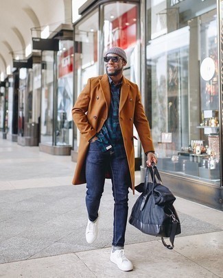 Какие джинсы носить с табачным длинным пальто