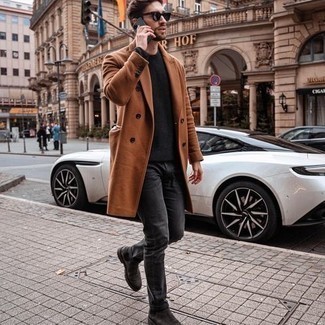 Какие джинсы носить с табачным длинным пальто