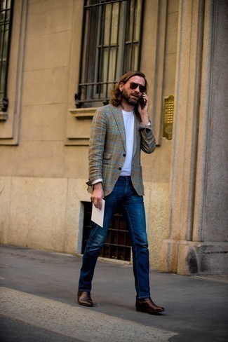 Какие джинсы носить с табачным длинным пальто