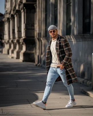 Какие джинсы носить с табачным длинным пальто