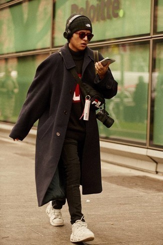 Какие джинсы носить с табачным длинным пальто