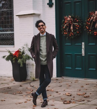 Какие джинсы носить с табачным длинным пальто