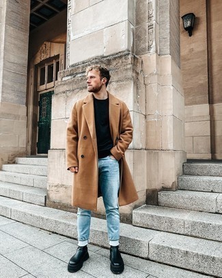 Как носить табачное длинное пальто с голубыми джинсами