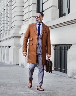 Какие костюмы носить с табачным длинным пальто