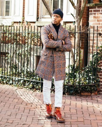 Как носить табачное длинное пальто с белыми джинсами