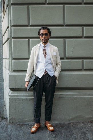 С чем носить табачный галстук с "огурцами" мужчине