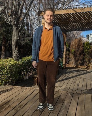 Какие бомберы носить с табачной футболкой-поло мужчине