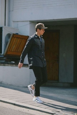 С чем носить табачную бейсболку с принтом мужчине