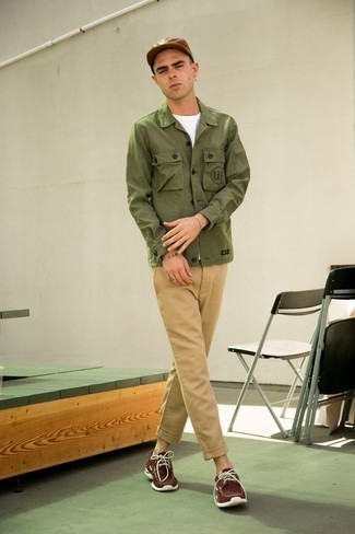 С чем носить табачную бейсболку с принтом мужчине