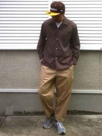 С чем носить табачную бейсболку с принтом мужчине