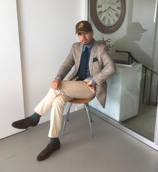 С чем носить табачную бейсболку с принтом мужчине