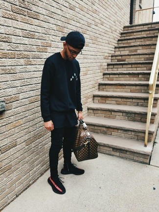 С чем носить табачную дорожную сумку с принтом мужчине