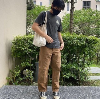 С чем носить табачные джинсы с принтом мужчине