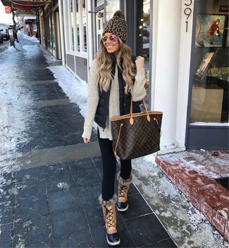 С чем носить табачную кожаную сумку с принтом женщине