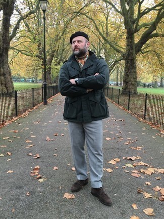 С чем носить табачный шарф с принтом мужчине