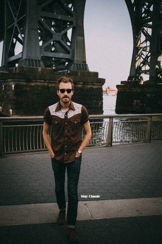 С чем носить табачную рубашку с принтом мужчине