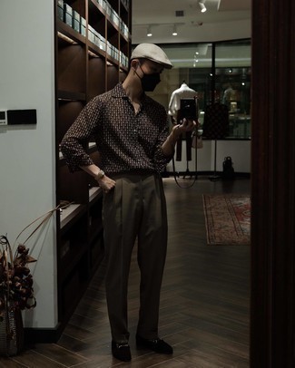 С чем носить табачную рубашку с принтом мужчине