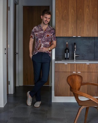 С чем носить табачную рубашку с принтом мужчине