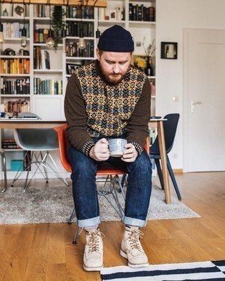 С чем носить табачный свитер с принтом мужчине