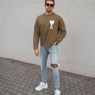 С чем носить табачный свитер с принтом мужчине