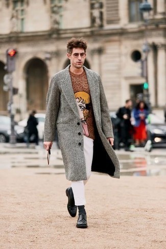 С чем носить табачный свитер с принтом мужчине