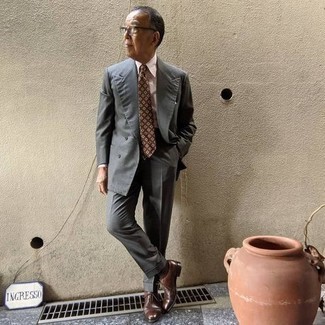 С чем носить табачный галстук с принтом мужчине