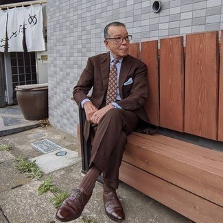 С чем носить табачный галстук с принтом мужчине