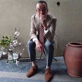 С чем носить табачный галстук с принтом мужчине