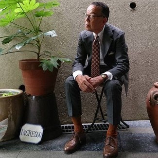 С чем носить табачный галстук с принтом мужчине