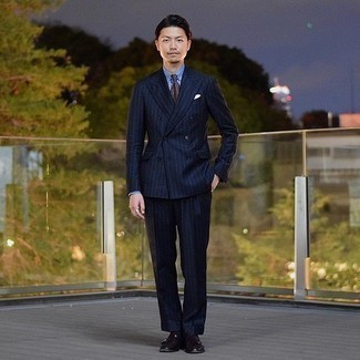 С чем носить табачный галстук с принтом мужчине