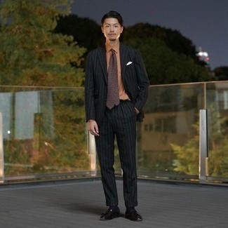 С чем носить табачный галстук с принтом мужчине