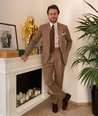 С чем носить табачный галстук с принтом мужчине